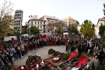 ...και κατέθεσαν στεφάνια